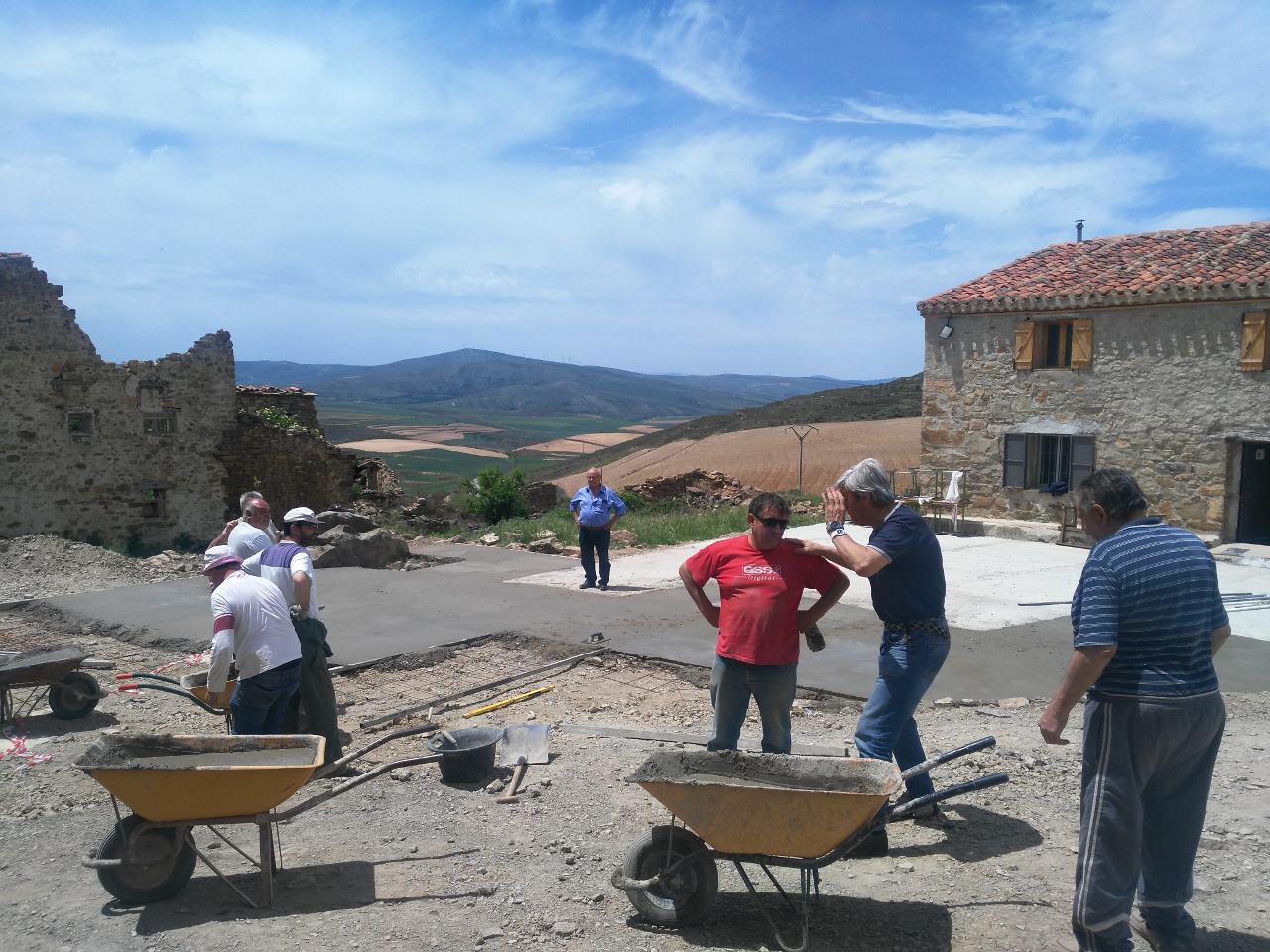 Los nuevos habitantes de Sarnago reconstruyendo su plaza